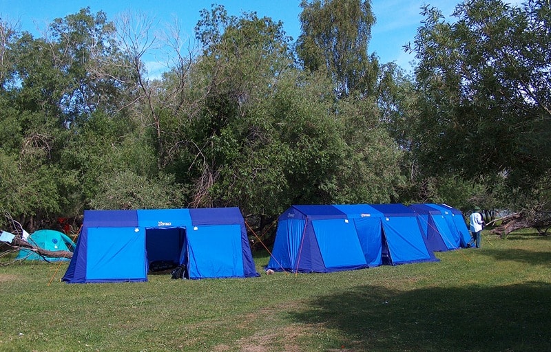 Четырех-местные палатки. В палатке две отдельные комнаты, в каждой из которых могут разместиться по два человека. В комнатах можно установить походные кровати, высота палаток 2 метра. Производство Корея.