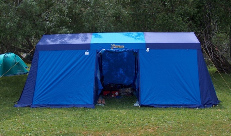 Четырех-местные палатки. В палатке две отдельные, изолированные комнаты, в каждой из которых могут разместиться по два человека. В комнатах можно установить походные кровати. Высота палаток 2 метра. Производство Корея.