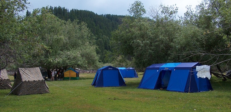 Four-seater nad two-seater tents for the base camp. 