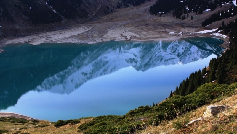 Озеро Большое Алматинское на рассвете.