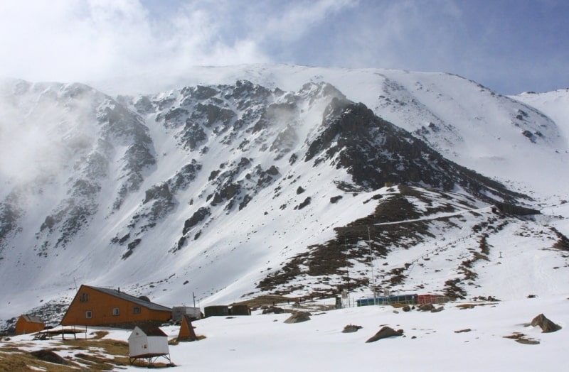 Домик снеголавинной станции на перевале Джусалы-Кезень. Окрестности Космостанции. Горы Заилийский Алатау.