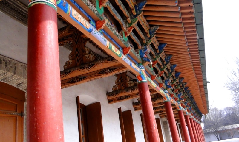 Деревянная архитектура в дунганской мечети-музей в городе Жаркент.