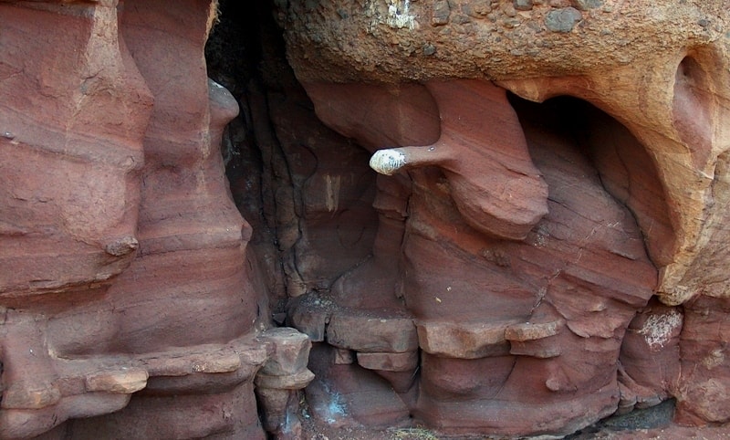 Эоловые формы рельефа в горах Кату-Тау.