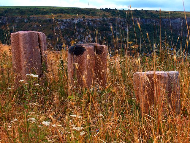 Древние каменные жернова у егерского кордона у каньона Аксу.