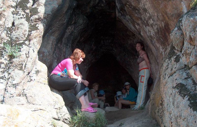Туристы в пещере Коныр-Аулие.