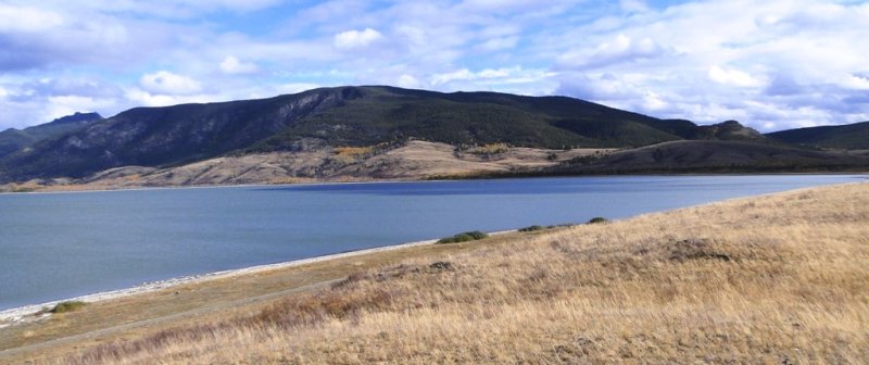Малое Чебачье озеро с одной стороны примыкает к горам, с другой стороны озера степи.