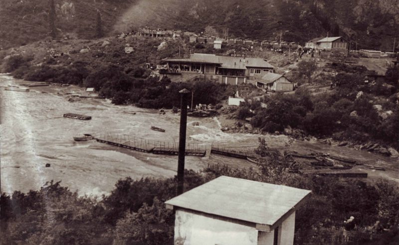Первый селевой вал, который направляется к озеру Иссык. 7 июля 1963 года. Фотография из семейного архива Накатковых.