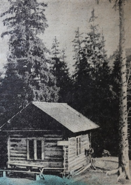 Бревенчатая хижина в Горельнике построенная в 1932 году на 12 человек.