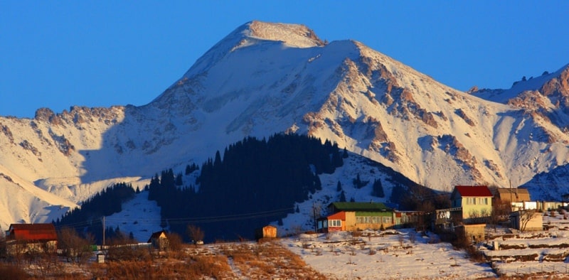 Peak Molodezhny and its vicinities.