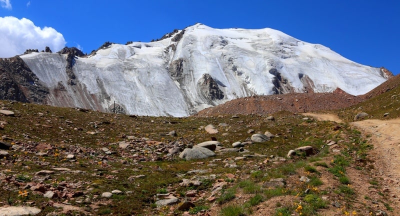 Molodezhny peak.