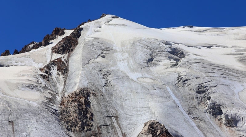 Molodezhny peak.