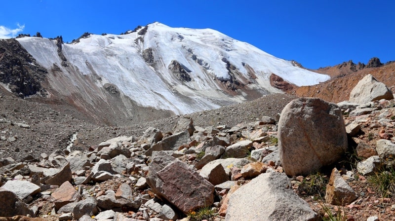 Molodezhny peak.