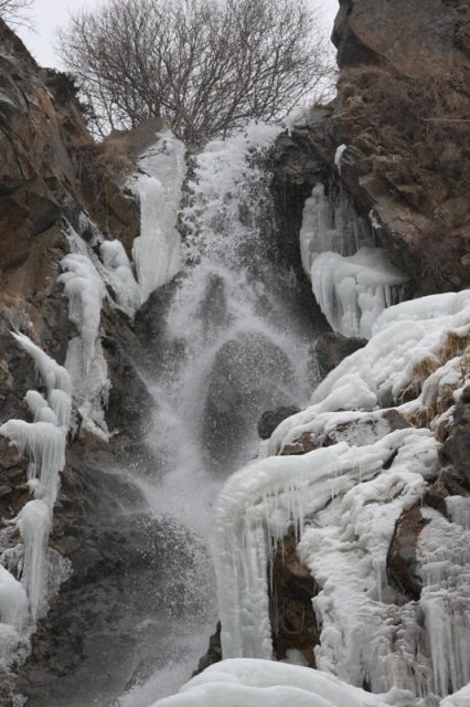 Водопад Медвежий зимой в Тургеньском ущелье.