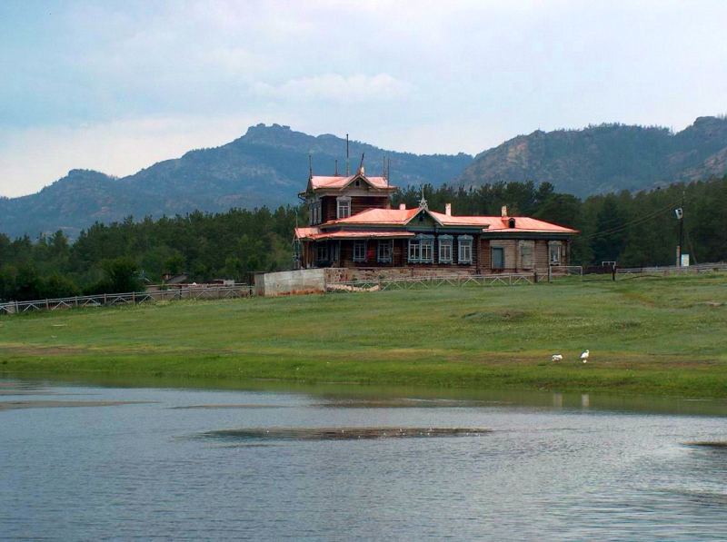 Озеро Ким-Асар и дом лесничего в Каркаралинском парке.