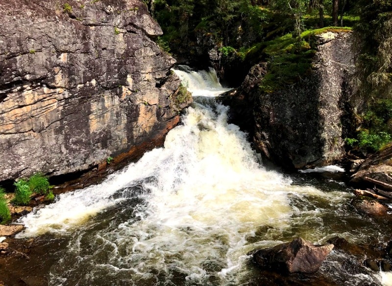 The Yazevyi falls and environs.