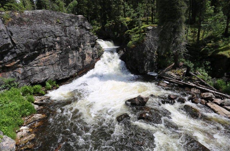 The Yazevyi falls and environs.