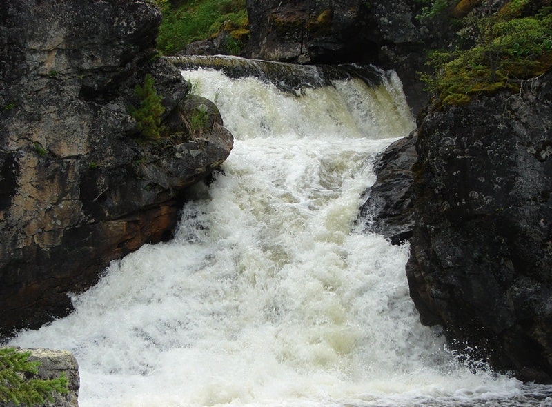 The Yazevyi falls and environs.