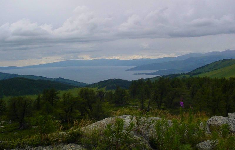 Вид на озеро Маркаколь с перевала на пути в Холодную долину.