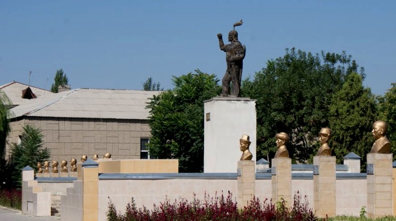 Главный памятник на площади в Узгене.