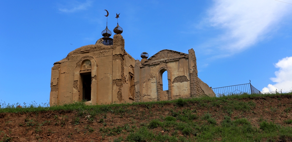 Tomb of the saint in Chon-Kurchak valley.