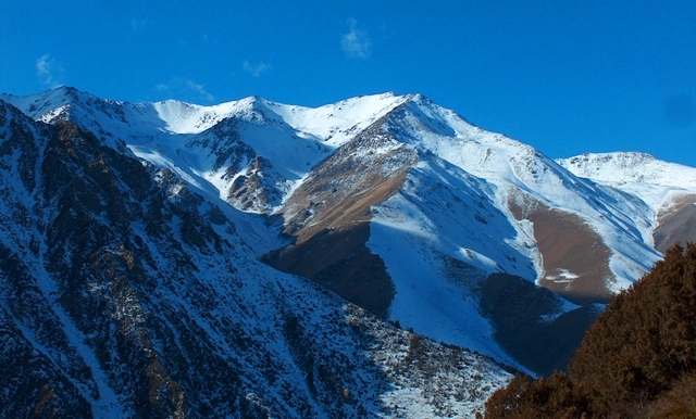 Горы Кыргызский Ала-Тоо в окрестностях ущелья Ала-Арча.
