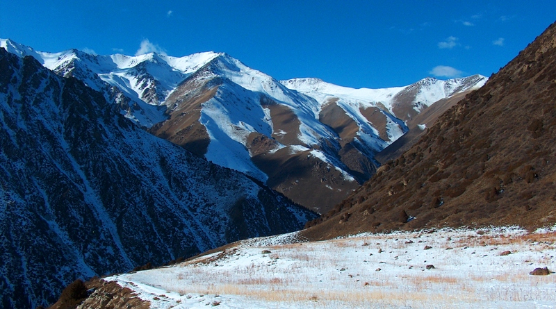 Горы Кыргызский Ала-Тоо в окрестностях ущелья Ала-Арча.