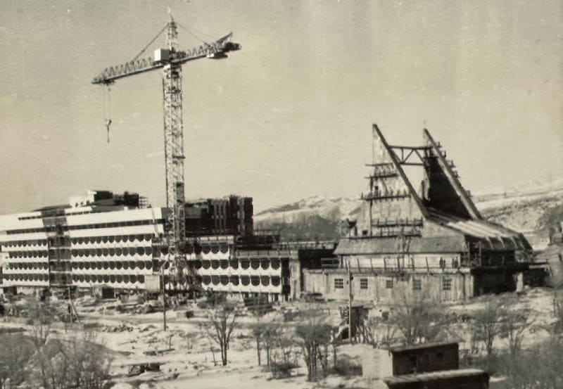 Январь 1978 года. Отделка фасада лечебного корпуса.