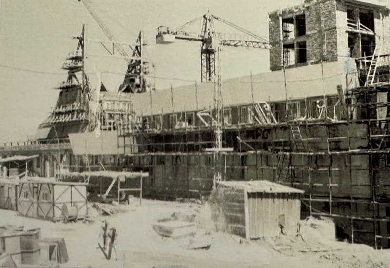 September 1978. Finishing the façade of the dormitory building.