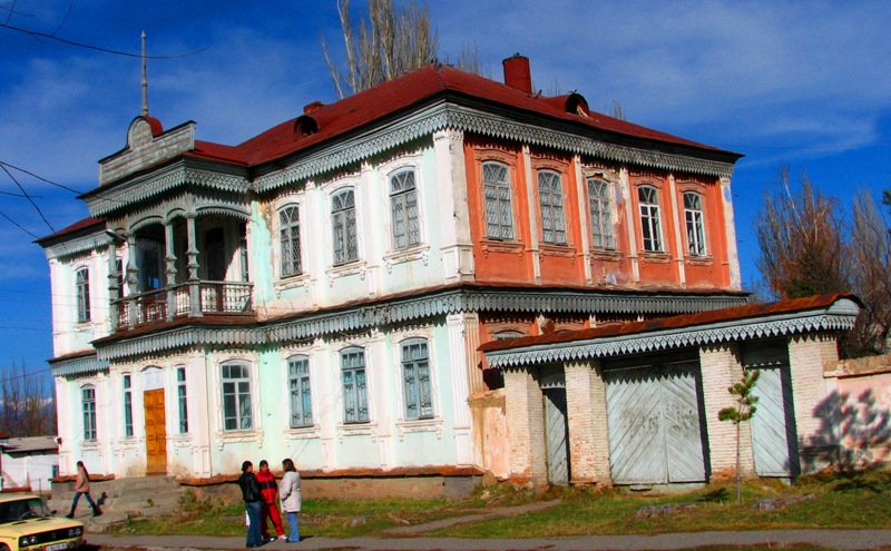Педагогическое училище города Каракола. Здание конца XIX начала XX века.