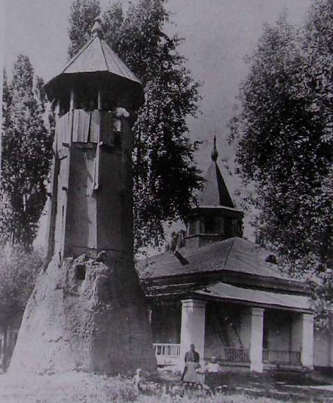 Мечеть на современной улице Токтогула (фото начала XIX века, здесь представлены остатки здания).