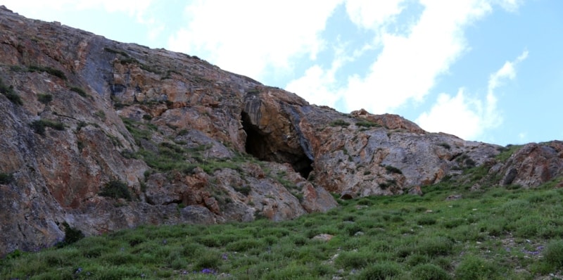 Так выглядит вход в пещеру Ак-Чункур со склона правого борта долины.