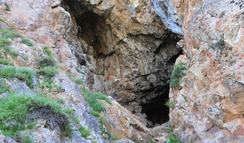 Отсюда начинается вход в пещеру Ак-Чункур.