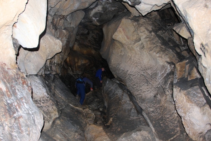 В пещере Ак-Чункур.