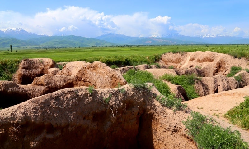 Развалины государства караханидов в окрестностях архитектурно-археологического комплекса Башня Бурана.