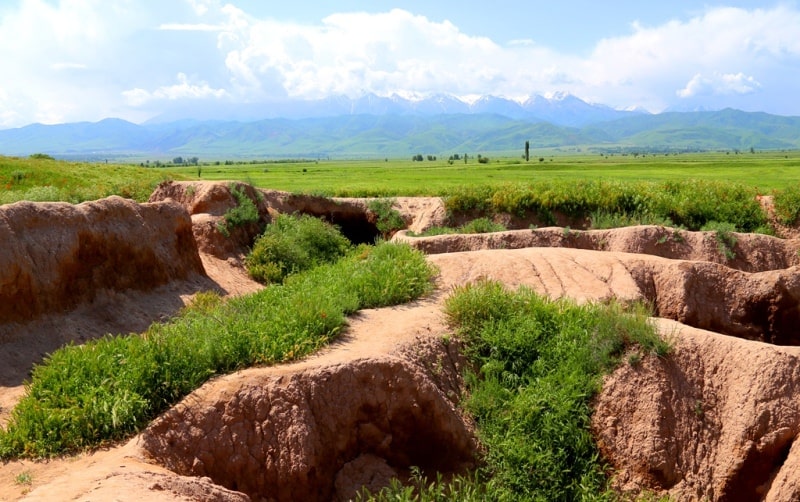 Развалины государства караханидов в окрестностях архитектурно-археологического комплекса Башня Бурана.
