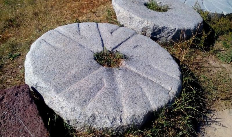  Каменные орудия труда найденные в окрестностях комплекса Башня Бурана.