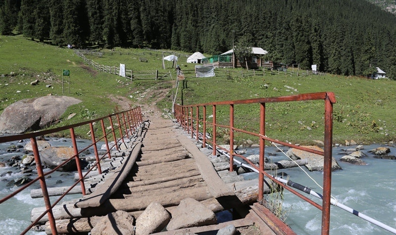 Environs of the river and gorge Arasan.