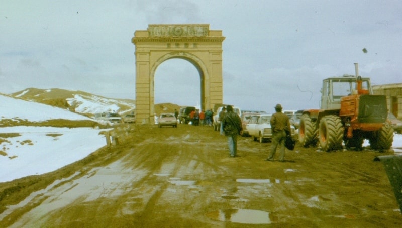 Арка на перевале Торугарт. 2002 год.