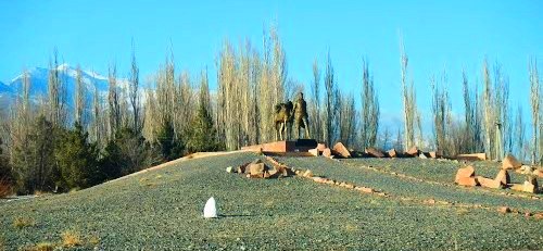 Памятник Семенову Тян-Шанскому недалеко от поселка Балыкчи. Иссык-Кульская область.