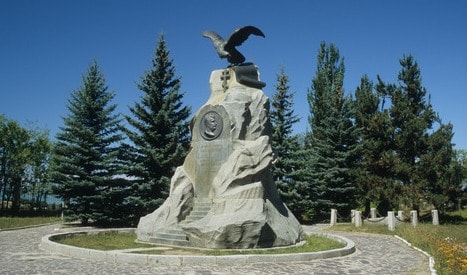 Памятник Пржевальскому на мемориальном комплексе Пржевальскому, недалеко от города Каракол.