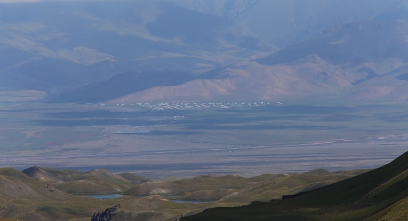 Вид на Алайскую долину из урочища Ачикташ.