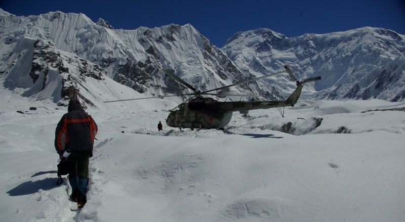 Тропинка к вертолетной площадке на леднике Южный Иныльчек.