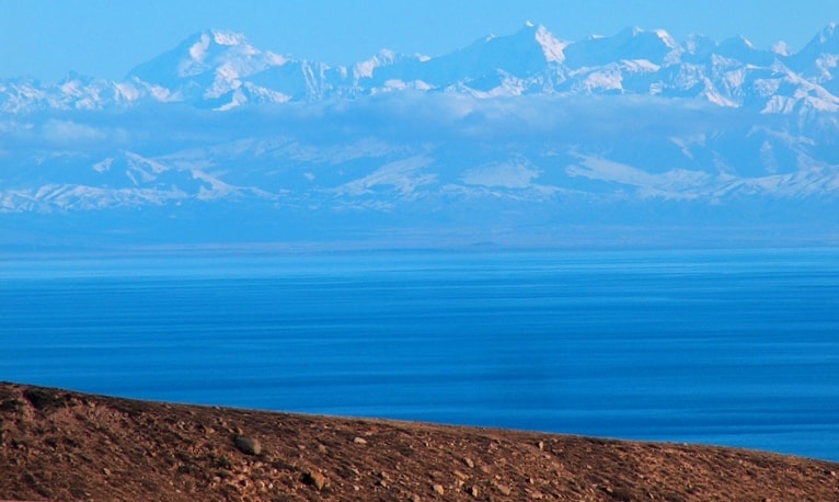 Хребет Терскей Ала-Тоо. Вид с северного берега озера Иссык-Куль.