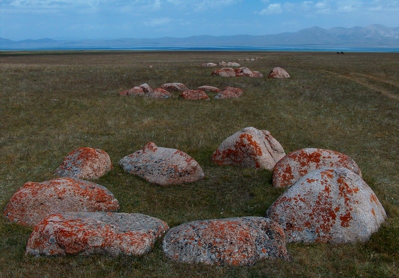 Таш-Тулга. Камни Манаса в окрестностях озера Сонг-Куль.