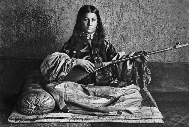 Молодая таджичка, играющая на дутаре. Самарканд.