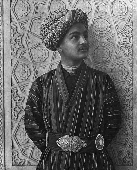 Молодой таджик с шелковым поясом, украшенным серебряными бляхами.