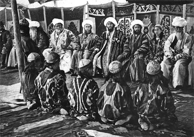 Празднование Новруза на Афрасиабе. Почетные лица с бачами в шатре.