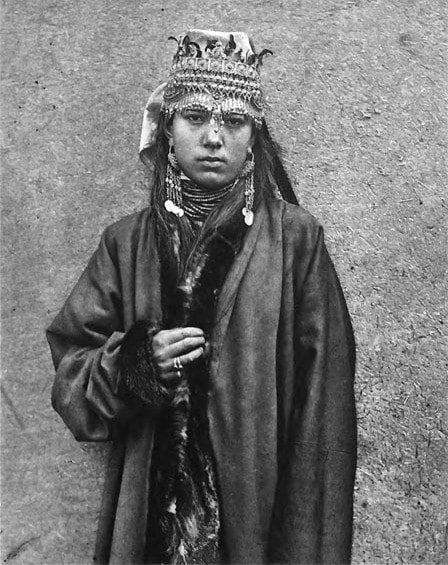Таджичка с серебряной диадемой в зимнем халате. Самарканд.