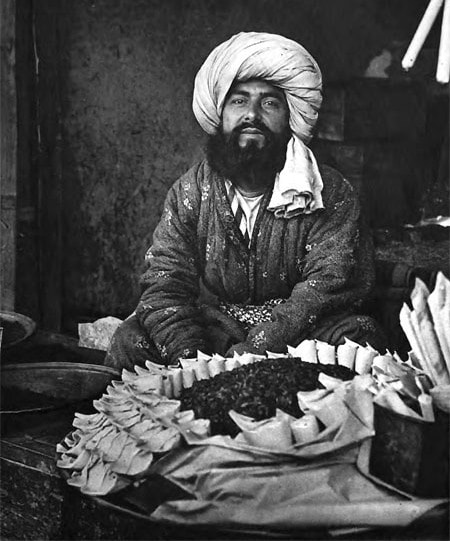 Торговец табаком в своей лавке. Здесь и далее фото Г. Крафта, 1898 - 1899 г.г.