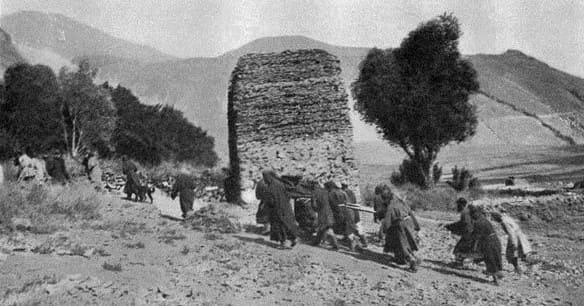 Похороны в Ишкашиме (селение Рынд, август 1902 года). Тело несут на носилках к могиле. Впереди ведут собаку.